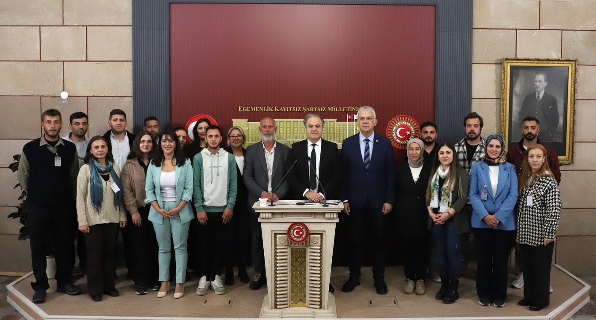 enerjisen's tweet photo. 🔴 SENDİKALI OLMAK SUÇ DEĞİL, ANAYASAL HAKTIR!

​İzmir Aliağa’da faaliyet gösteren Smart Güneş Teknolojileri fabrikasında, anayasal sendika seçme haklarını kullandıkları için işten çıkarılan işçiler, direnişlerinin 16. gününde seslerini Türkiye Büyük Millet Meclisi’ne (TBMM) taşıdı.

​EMEP milletvekilleri Sevda Karaca, İskender Bayhan ve YENİ PARTİ Bursa Milletvekili Kayıhan Pala ile TBMM’de bir araya gelerek sorunlarını, fabrika yönetiminin hukuksuz uygulamalarını ve taleplerini aktardı. Ardından milletvekilleriyle birlikte Meclis’te düzenlenen basın toplantısında kamuoyuna çağrıda bulunuldu.

​Fabrikada sendika değiştirdikleri ve haklarını aradıkları gerekçesiyle işten çıkarılan 85 işçi adına yapılan açıklamada, kamu teşvikleri almasına rağmen işçi kıyımına imza atan yönetimin hukuksuz tutumu teşhir edildi.

​Smart İşçilerinin Talepleri Açık ve Net:

📌 Sendikal tercihi ve mücadelesi nedeniyle haksız yere işten çıkarılan 85 işçi derhal işe geri alınmalıdır.

📌 DİSK/Enerji-Sen bünyesinde örgütlenen işçilerin sendika seçme özgürlüğü tanınmalı, yetki ve toplu iş sözleşmesi sürecinin önündeki fiili engeller kaldırılmalıdır.

📌 İşçilerin geriye dönük ödenmeyen dönem/enflasyon zamları ve tüm yasal alacakları eksiksiz ödenmelidir.

📌 Şirkete sağlanan kamu destekleri ve istihdam teşviklerinin amacı doğrultusunda kullanılıp kullanılmadığı ile işten çıkarmalar arasındaki ilişki Meclis ve Bakanlıklar nezdinde derhal araştırılmalıdır.

​Fabrika kapısında 16 gündür kararlılıkla sürdürülen direniş, işten atılan arkadaşlarımızın işe iadesi gerçekleşene, insanca çalışma koşullarına ve sendikal güvenceye kavuşana kadar devam edecek!

Sendika Hakkımız Engellenemez!