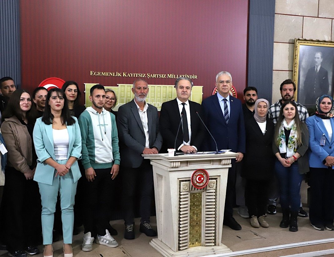 enerjisen's tweet photo. 🔴 SENDİKALI OLMAK SUÇ DEĞİL, ANAYASAL HAKTIR!

​İzmir Aliağa’da faaliyet gösteren Smart Güneş Teknolojileri fabrikasında, anayasal sendika seçme haklarını kullandıkları için işten çıkarılan işçiler, direnişlerinin 16. gününde seslerini Türkiye Büyük Millet Meclisi’ne (TBMM) taşıdı.

​EMEP milletvekilleri Sevda Karaca, İskender Bayhan ve YENİ PARTİ Bursa Milletvekili Kayıhan Pala ile TBMM’de bir araya gelerek sorunlarını, fabrika yönetiminin hukuksuz uygulamalarını ve taleplerini aktardı. Ardından milletvekilleriyle birlikte Meclis’te düzenlenen basın toplantısında kamuoyuna çağrıda bulunuldu.

​Fabrikada sendika değiştirdikleri ve haklarını aradıkları gerekçesiyle işten çıkarılan 85 işçi adına yapılan açıklamada, kamu teşvikleri almasına rağmen işçi kıyımına imza atan yönetimin hukuksuz tutumu teşhir edildi.

​Smart İşçilerinin Talepleri Açık ve Net:

📌 Sendikal tercihi ve mücadelesi nedeniyle haksız yere işten çıkarılan 85 işçi derhal işe geri alınmalıdır.

📌 DİSK/Enerji-Sen bünyesinde örgütlenen işçilerin sendika seçme özgürlüğü tanınmalı, yetki ve toplu iş sözleşmesi sürecinin önündeki fiili engeller kaldırılmalıdır.

📌 İşçilerin geriye dönük ödenmeyen dönem/enflasyon zamları ve tüm yasal alacakları eksiksiz ödenmelidir.

📌 Şirkete sağlanan kamu destekleri ve istihdam teşviklerinin amacı doğrultusunda kullanılıp kullanılmadığı ile işten çıkarmalar arasındaki ilişki Meclis ve Bakanlıklar nezdinde derhal araştırılmalıdır.

​Fabrika kapısında 16 gündür kararlılıkla sürdürülen direniş, işten atılan arkadaşlarımızın işe iadesi gerçekleşene, insanca çalışma koşullarına ve sendikal güvenceye kavuşana kadar devam edecek!

Sendika Hakkımız Engellenemez!