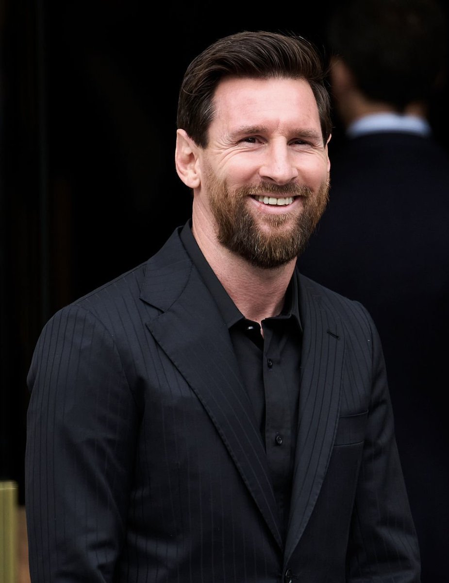 messi10_rey's tweet photo. The GOAT😀sonriente en Oviedo ! https://t.co/bgBrKq7D1c