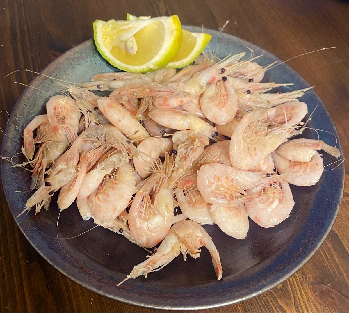 Holic_C2H5OH's tweet photo. 吉池の鮮魚売り場で見慣れないエビを見つけて、安かったし買ってみた。キタツノモエビ…調べたらとにかくうまいらしい。小エビだし素揚げにでもするか？と思ってたけど俄然興味が湧いたんで塩ゆでにしてみた。何だこれ、良い意味で下品なくらい旨味が強い。うますぎる！！酒だ酒！！！ https://t.co/UBubQojpuu