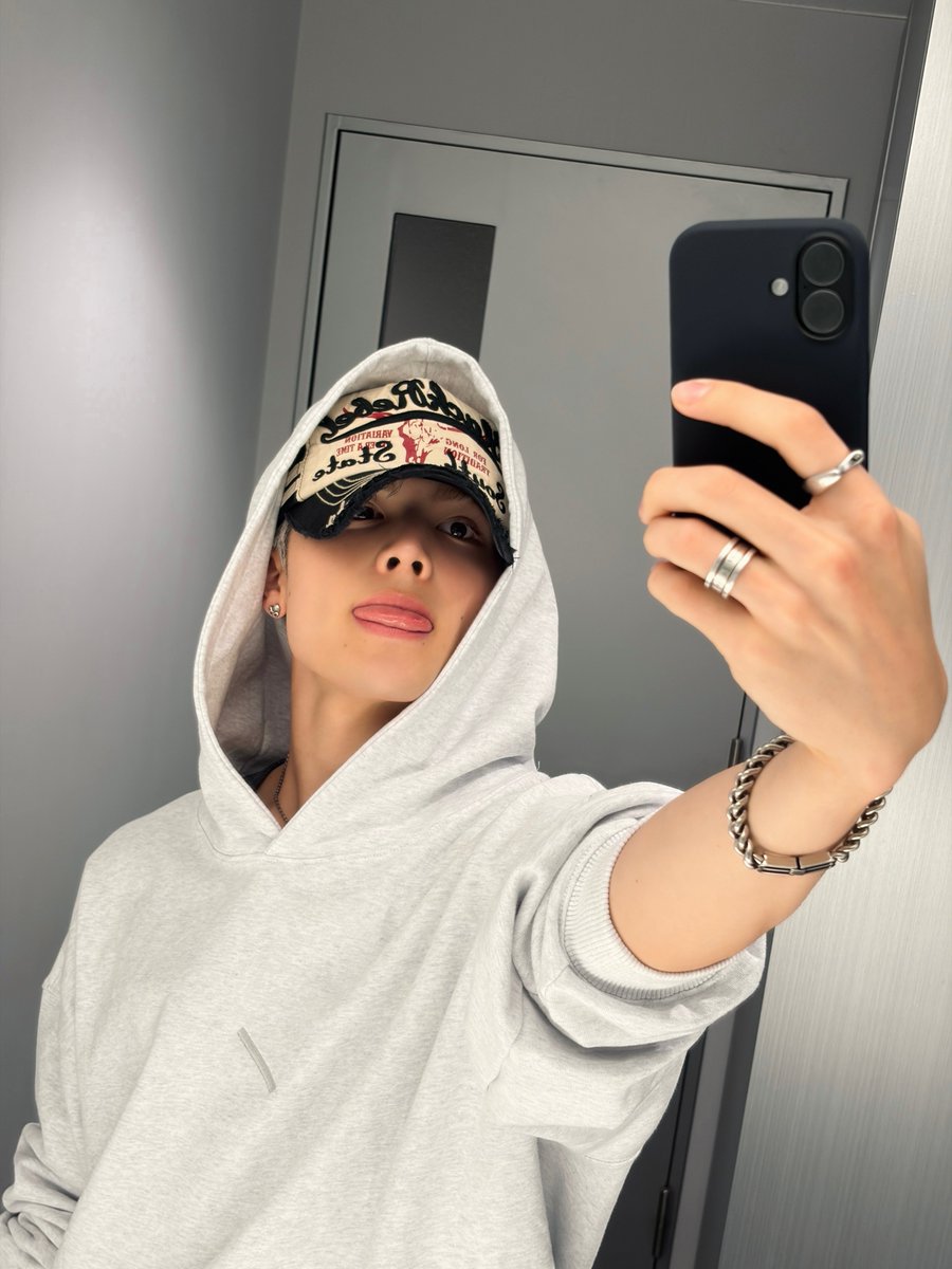 MAK17PIE's tweet photo. i love maki blep mirror selfies i love maki https://t.co/UQQn9jBWAI