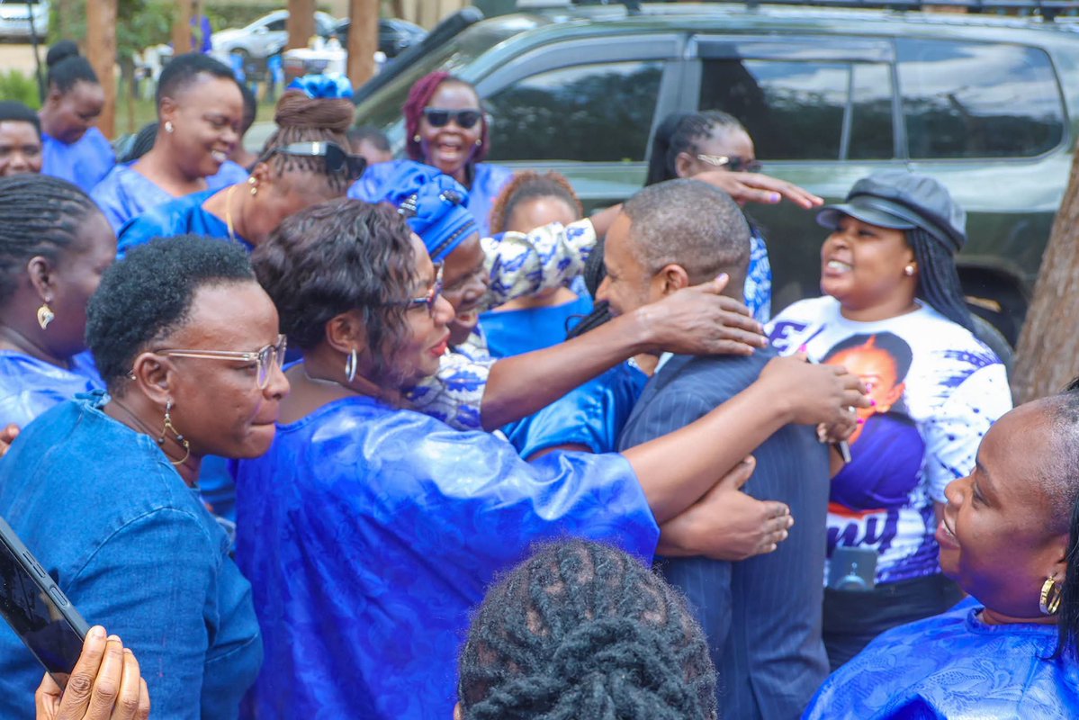 HEBabuOwino's tweet photo. Leo Linda Mwananchi Women League walinitembelea ofisi na wakanisuprise na keki.
Asanteni sana wamama wangu na dada zangu kwa mapenzi.

Tutaendelea kushikana mkono. Safari bado ni mrefu. https://t.co/u5Ka8O5Bkl