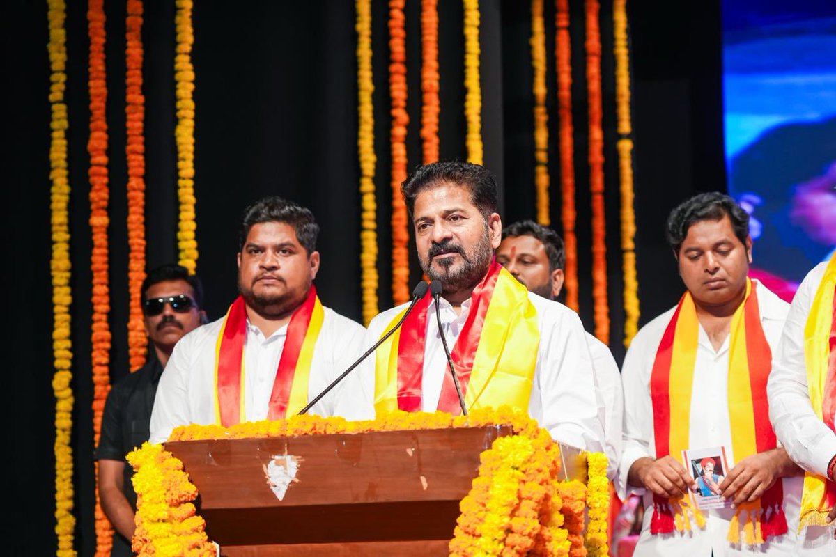 revanth_anumula's tweet photo. సామాన్యుల హక్కుల కోసం పోరాడిన బహుజన వీరుడు పండుగ సాయన్న జయంతి కార్యక్రమంలో పాల్గొన్నాను. పోరాట యోధుల చరిత్రను భావితరాలకు అందించేందుకు ప్రభుత్వం చేస్తుంది.  

బీసీ కులగణన ద్వారా అన్ని వర్గాలకు న్యాయం జరిగేలా చర్యలు తీసుకుంటున్నాం…బహుజనుల ఆత్మగౌరవాన్ని నిలబెట్టే ప్రయత్నం చేస్తున్నాం. సామాజిక న్యాయం.. ప్రతి కుటుంబానికి సంక్షేమం అందించాలన్నదే ప్రజా ప్రభుత్వ సంకల్పం.

#SocialJustice #BCWelfare