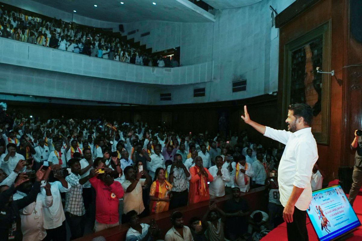 revanth_anumula's tweet photo. సామాన్యుల హక్కుల కోసం పోరాడిన బహుజన వీరుడు పండుగ సాయన్న జయంతి కార్యక్రమంలో పాల్గొన్నాను. పోరాట యోధుల చరిత్రను భావితరాలకు అందించేందుకు ప్రభుత్వం చేస్తుంది.  

బీసీ కులగణన ద్వారా అన్ని వర్గాలకు న్యాయం జరిగేలా చర్యలు తీసుకుంటున్నాం…బహుజనుల ఆత్మగౌరవాన్ని నిలబెట్టే ప్రయత్నం చేస్తున్నాం. సామాజిక న్యాయం.. ప్రతి కుటుంబానికి సంక్షేమం అందించాలన్నదే ప్రజా ప్రభుత్వ సంకల్పం.

#SocialJustice #BCWelfare