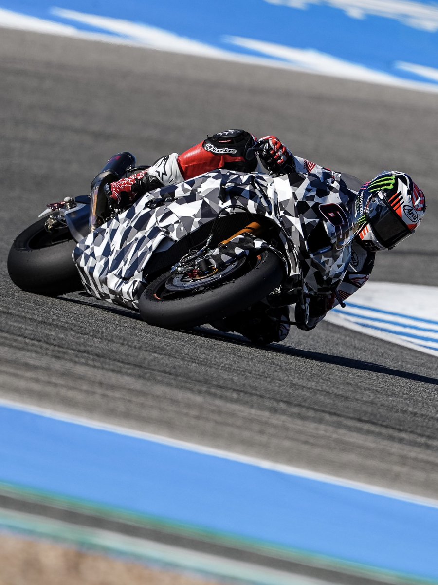 WorldSBK's tweet photo. Testing mode: ON 🛠️ Black &amp; white, looking sharp! 🖤🤍🔥

#WorldSBK https://t.co/cg66cSVLEs