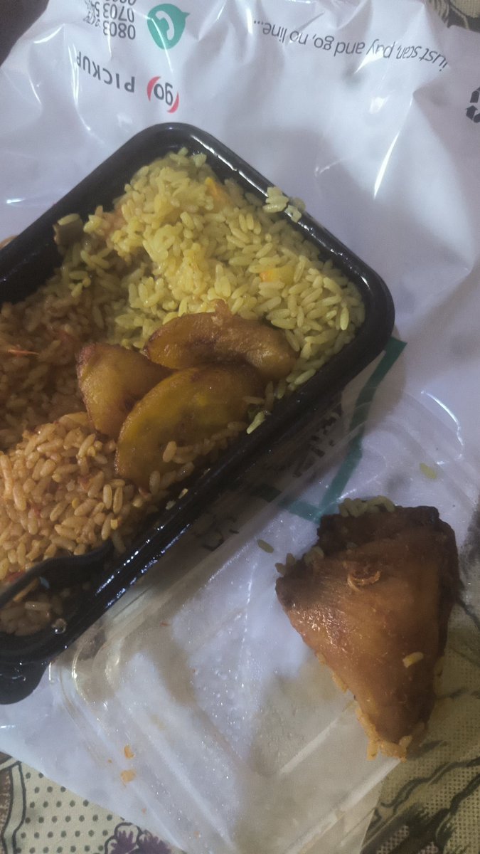 Striplehay_'s tweet photo. Because it's #UNILORIN41stConvocation see chicken wey Item7 Unilorin PS put for my food? All my money!😭😭 
@item7go_ https://t.co/59QZ7pXTaC