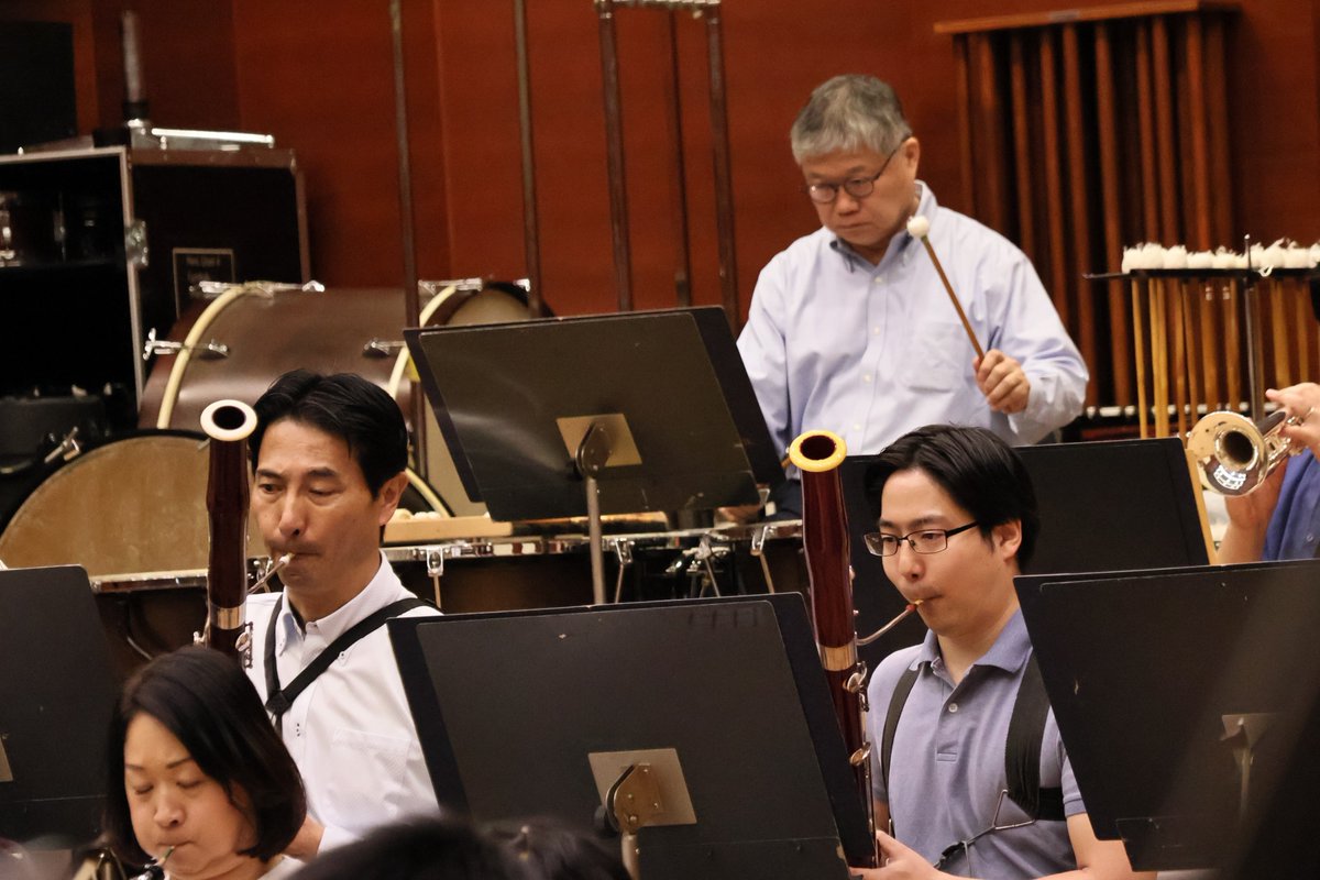 NHKSO_Tokyo's tweet photo. ＜ティンパニストの“バイブル”③＞
 
首席ティンパニ #久保昌一 に #ベートーヴェン のティンパニについて聴いたとき、
久保の口から印象的な一言が。
「ベートーヴェンのティンパニストと言われる人がいるんです」
 
ベートーヴェンのティンパニスト？何そのパワーワード！？
気になりますよね？

その人物の名は“Ignaz Manker (イグナーツ・マンカー)”。
当時ウィーンで活躍していたティンパニの名手です。
ベートーヴェンが、ティンパニで大胆なアイデアに挑戦できた背景には、このマンカーの存在があったんだとか。
 
画像2枚目は、1808年に行われたハイドンの《天地創造》の演奏会を描いたバルタザール・ヴィガントの絵の複製版。
研究者によると、このオーケストラの真ん中に座るティンパニストこそ、イグナーツ・マンカーその人だといわれています。
ちなみに、この絵にはハイドン、ベートーヴェン、サリエリが描かれているらしいですよ。
 
画像：Balthasar Wigand《1808年3月27日の〈天地創造〉演奏会》（1909年複製版）
Wien Museum Online Sammlung（CC0）より
 
------------------
今回、演奏するもう1つのベートーヴェンの交響曲は《第8番》。
 
ティンパニで革命的な部分といえば第4楽章です。
低いファと高いファのオクターブに調律。
久保によると、
「ヘ長調の基音の“ファ”しか叩いていないから響きがとても明るい。
　これ、他の音を捨てる道を選んだってことです。やっぱりベートーヴェンは凄いですよね」
 
このティンパニの譜面は、マンカーを念頭に置いて書かれたのでは、といわれているんです。
 
それまでのベートーヴェンのどの交響曲にもない独特の響きを、ぜひコンサートホールで体感してくださいね！

#23日のチケットは残りわずか
#24日は完売
https://t.co/9MIfj8xDag