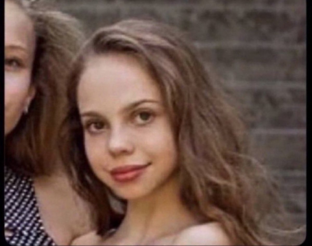 drakulabunny's tweet photo. the first time i saw this pic i thought this was Ellise😭 https://t.co/OByj1tkHgC