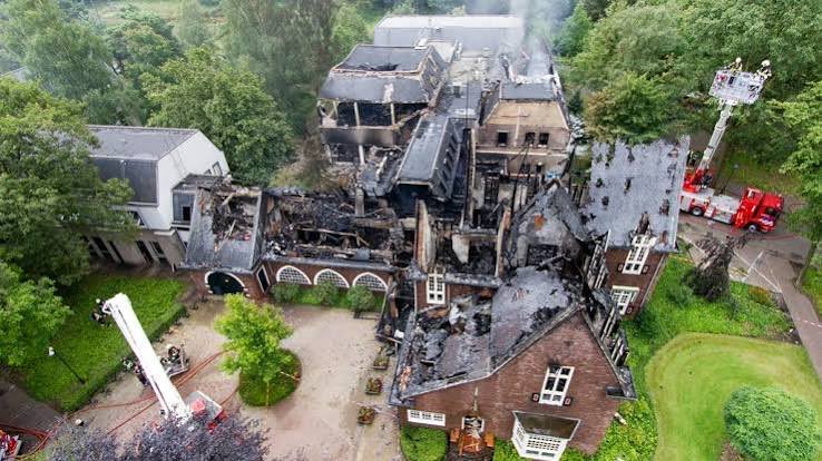 PythiaAtDelphi's tweet photo. @RosasMarysol2 Je bedoelt het gemeentehuis? Waalre, en de rest van de overheidsmaffia, durfde 12 jaar langs niet eens in de buurt te komen van de daders. Die hebben 12 jaar geen belasting betaalt… https://t.co/olUuhRa5rh