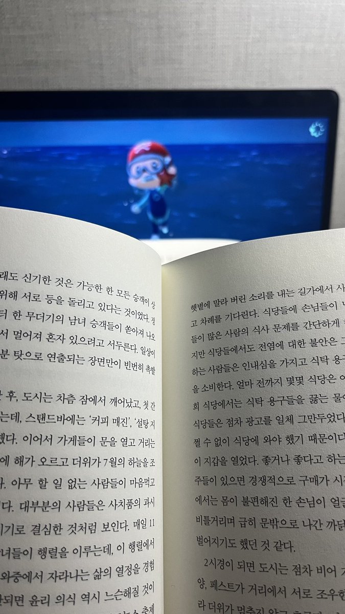 yeonjitarot's tweet photo. 가기 전에 종이책 읽는 거 조타.. 자주 빌려야지 https://t.co/FqXHRJC4wU