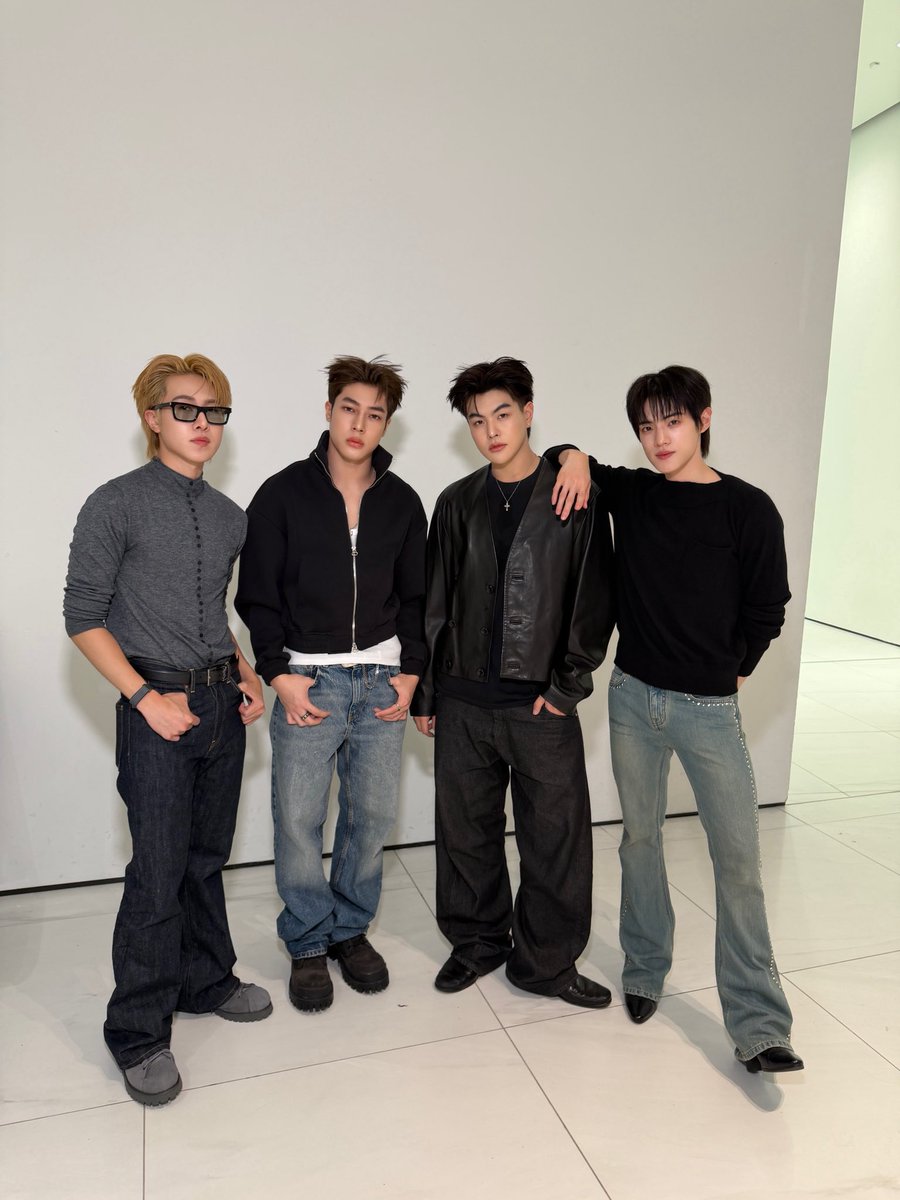 CIRCRL's tweet photo. ‘แซม พาย พี ติวเตอร์‘ CIR*CRL กับลุคร่วมชมโชว์ ARCHIVE026 ที่งาน ‘ELLE FASHION WEEK 2026 AT ICONSIAM’ 🙌🏻🤍

*เลออน ติดภารกิจที่ต่างประเทศจึงไม่สามารถเข้าร่วมงานได้
*เบ็น ไม่สบายจึงไม่สามารถเข้าร่วมงานได้

CIRCRL ARCHIVE026 EFW26
#CIRCRLatEFW26ICONSIAM
#ARCHIVE026 #ELLEFashionWeek2026
#EFW26ATICONSIAM #SeeYouAtTheTent #ICONSIAM
#CIRCRL
#MchoiceMusic