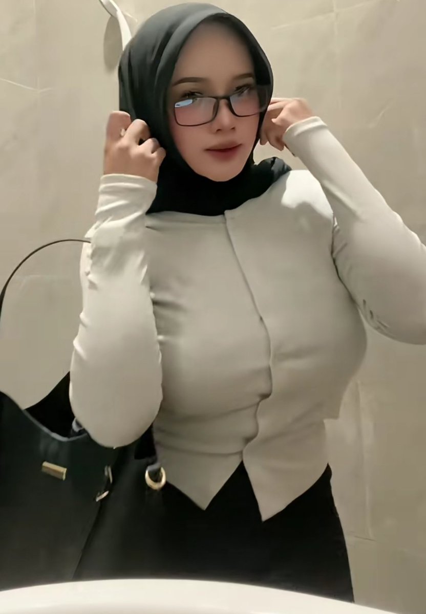 Claravuaw's tweet photo. Hijab kacamata https://t.co/mHVnjg8vgd