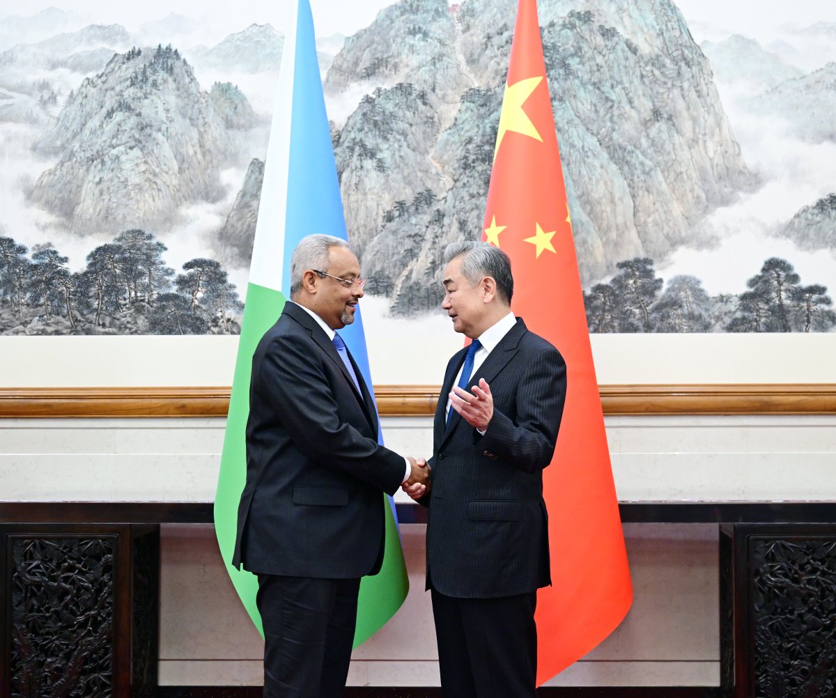 SpoxCHN_LinJian's tweet photo. Chinese FM Wang Yi held talks with Djibouti’s FM Abdoulkader Houssein Omar in Beijing.

China attaches importance to the China-Djibouti comprehensive strategic partnership and is ready to further deepen practical cooperation with Djibouti. Both sides should give full play to China's zero-tariff policy and Djibouti's geographical advantages.

At present, the conflict in the Middle East continues to spill over into the Horn of Africa and the Red Sea region, and new and old problems have broken out successively, posing new threats to the safety of the shipping lanes in the Red Sea and the Gulf of Aden. China stands ready to work with Djibouti and other countries to strengthen communication and cooperation, remain committed to deescalation and fully safeguarding peace and stability in the region.

🔗https://t.co/W4CtsS4Hhw