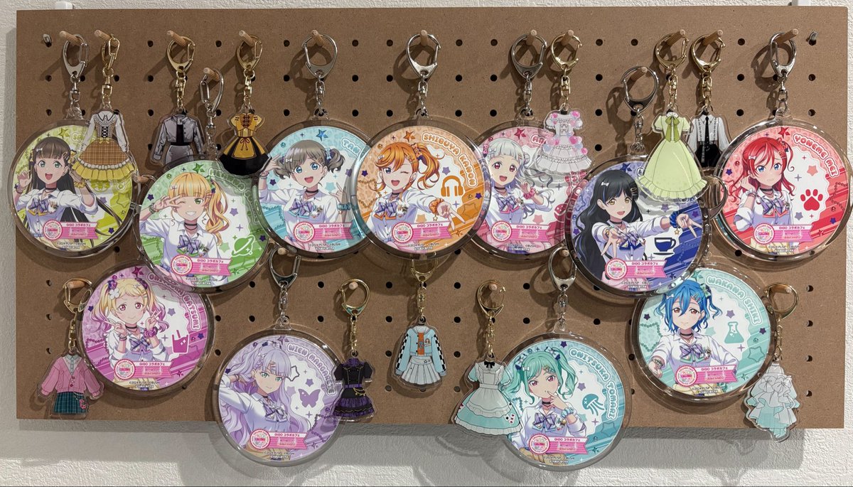 LLSSL1252's tweet photo. 遂に #ゆうりんあん コースター11人揃ったー！！🎧🍨🐙🪐☕️🦊🐈‍⬛🧪🧋🦋🪼
揃えるまで時間掛かったけど嬉しい💫
そしてイニシャルキーホルダーも今日届いて、ちぃちゃんだけ売り切れだったので東京行ったら手に入れます！イニシャルは白ボードの方が映えそうだから検討しよう🤔
#Liella #lovelive https://t.co/fvb7bgiEil