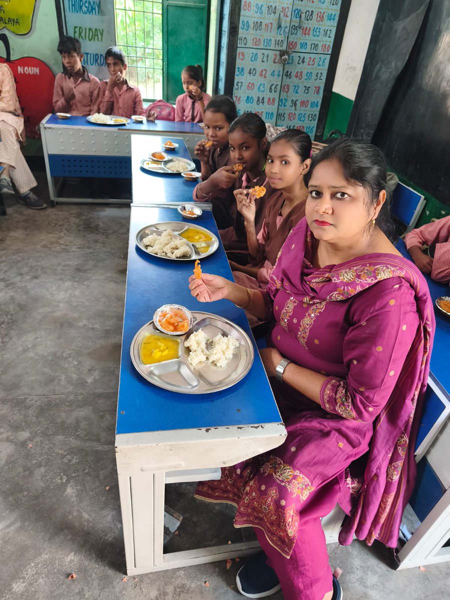 PreetiShar17423's tweet photo. शिक्षा,संस्कार और अपनत्व की अनूठी पहल🥣थाली में  केवल भोजन ही नहीं,बल्कि प्रेम,सम्मान और अपनत्व का संदेश भी परोसा गया।मॉ०प्रा०वि०धौर्रा माफ़ी,अलीगढ़ @Dm_Aligarh 
@DBE_SA
@shikshansamvad 
@AligarhCdo
@bsa_aligarh_
@dietaligarh
@AajTaktv
@basicshiksha_up
@MoHFW_INDIA
@amarujala https://t.co/YSvzO6DQ7I