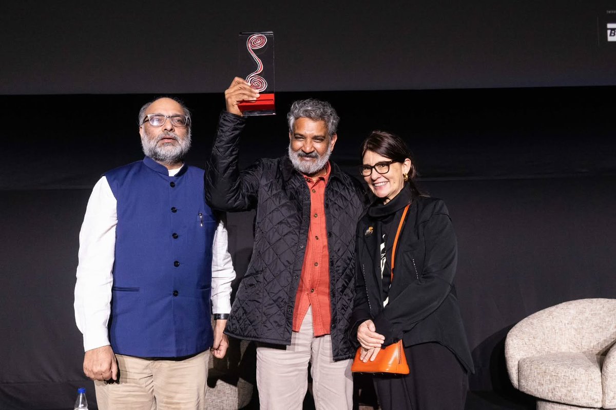 ssrxmmk's tweet photo. SS Rajamouli dump from The 50th São Paulo International Film Festival (Mostra Internacional de Cinema em São Paulo) took place in São Paulo, Brazil.

SSR was there to attend RRR Screening, Recieve Leon Cakoff Award and interact with media about #RRR and #Varanasi https://t.co/Vjy4ubIMHX