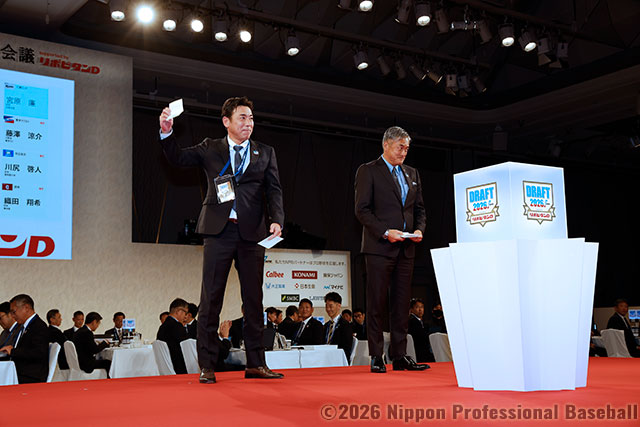 npb's tweet photo. 本年の新人選手選択会議「プロ野球 #ドラフト会議 supported by リポビタンＤ」は22日、東京都内で行われ、新人選手76名（投手44、捕手9、内野手11、外野手12）と育成選手51名（投手20、捕手8、内野手15、外野手8）の交渉権が確定しました。
https://t.co/h6ENfl7brA https://t.co/5C1AvWNPhf
