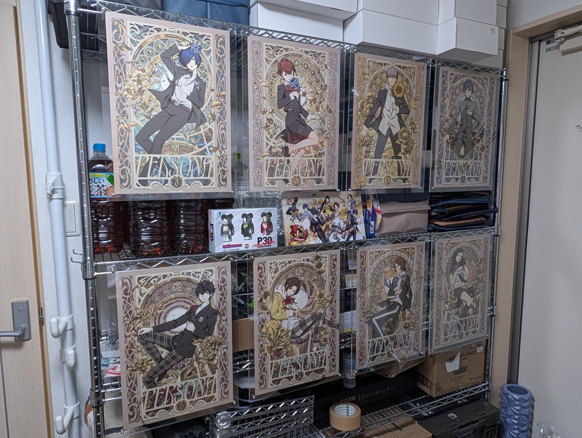 recome10s2's tweet photo. ペルソナメモリアのポスターをアクリルフレームでしっかり飾った！
A賞のアクスタも良いけど、デカイ方が良いので大変満足
毎度どうせ死蔵じゃんとか言われるけどたまにはちゃんと飾るんだよ！ https://t.co/fRrMt2Y5P5