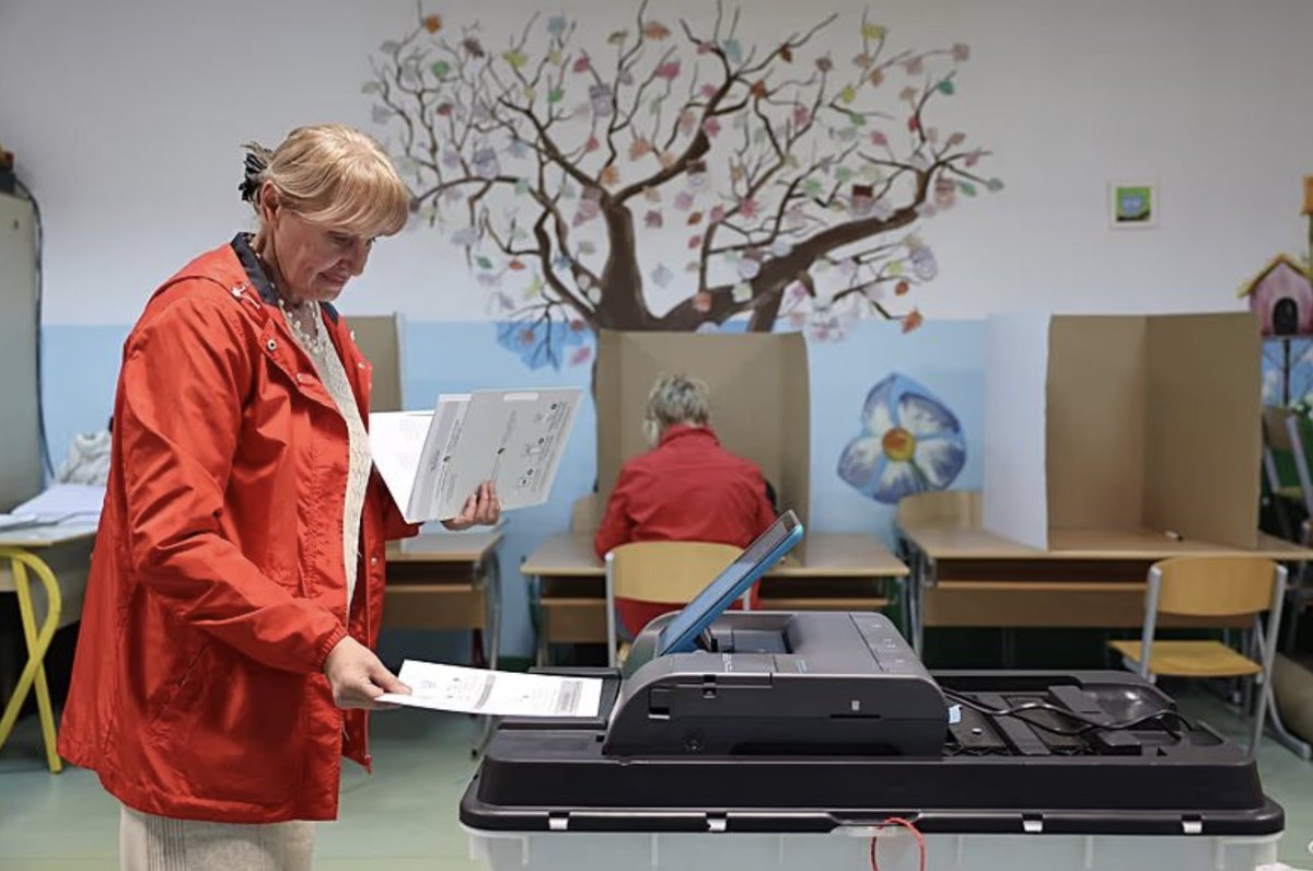 TransparenciaAL's tweet photo. 🗳️💻 ¿Puede la tecnología fortalecer la confianza en el voto?
Sí, pero no cualquier tecnología ni de cualquier manera.
Nuevo análisis de @JesusDValery, director de Programas de TE, comparando el modelo híbrido en Bosnia y Herzegovina 🇧🇦 con países de América Latina 🇧🇷🇭🇳🇨🇴 🧵 https://t.co/cnJd9sYYqJ