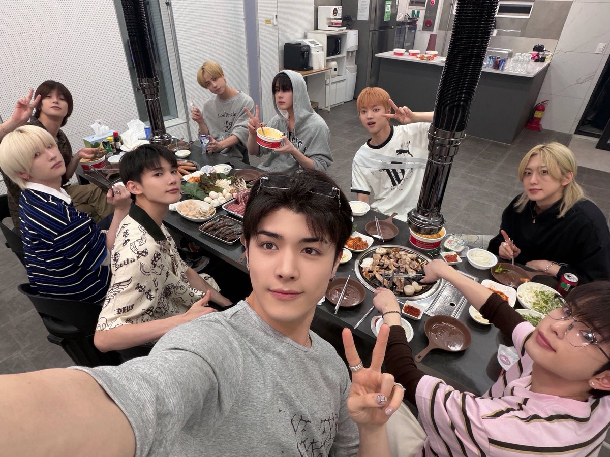 WOWby_Aro93's tweet photo. ( 」´0`)｣みんなぁぁぁ
ダイスキダヨ〜🫶🏻🫶🏻🫶🏻

I vote #andTEAM for FANS' CHOICE MALE at the #2026MAMAVOTE https://t.co/J0gc8DmH0v