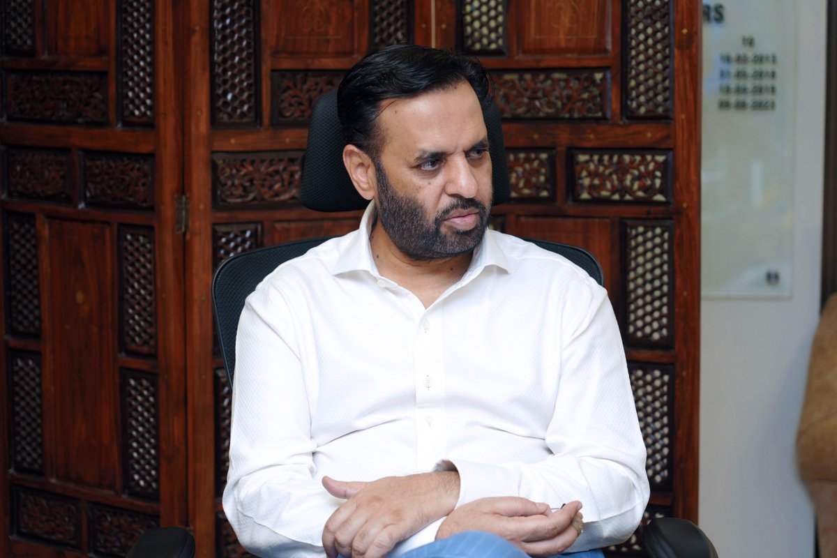 KamalMQM's tweet photo. وفاقی وزیرِ صحت سید مصطفیٰ کمال کی زیرِ صدارت ہیلتھ کمپلینٹ مینجمنٹ سسٹم کے حوالے سے اہم اجلاس منعقد ہوا، جس میں متعلقہ کمپنیوں نے شکایات کے اندراج، نگرانی اور مؤثر ازالے کے نظام پر تفصیلی بریفنگ دی۔ اجلاس میں صحت سے متعلق ہیلپ لائن 1166 کی کارکردگی اور تازہ پیش رفت سے بھی آگاہ کیا گیا۔

اجلاس کے دوران شہریوں کی شکایات کا بروقت ازالہ یقینی بنانے، متعلقہ اداروں کے درمیان مؤثر رابطے، شکایات کی مسلسل نگرانی اور نظام میں شفافیت بہتر بنانے کے امور پر تبادلۂ خیال کیا گیا۔

وفاقی وزیرِ صحت سید مصطفیٰ کمال نے ہدایت کی کہ شکایات کے ازالے کے نظام کو مزید مؤثر، قابلِ اعتماد اور عوام دوست بنایا جائے تاکہ شہریوں کو صحت سے متعلق مسائل کے حل میں فوری اور آسان سہولیات فراہم کی جا سکیں۔

#MustafaKamal #HealthMinister #Helpline1166 #PublicHealth #HealthForAll #Pakistan

@WHO @UNICEF @Gavi @GatesFoundation @GovtofPakistan