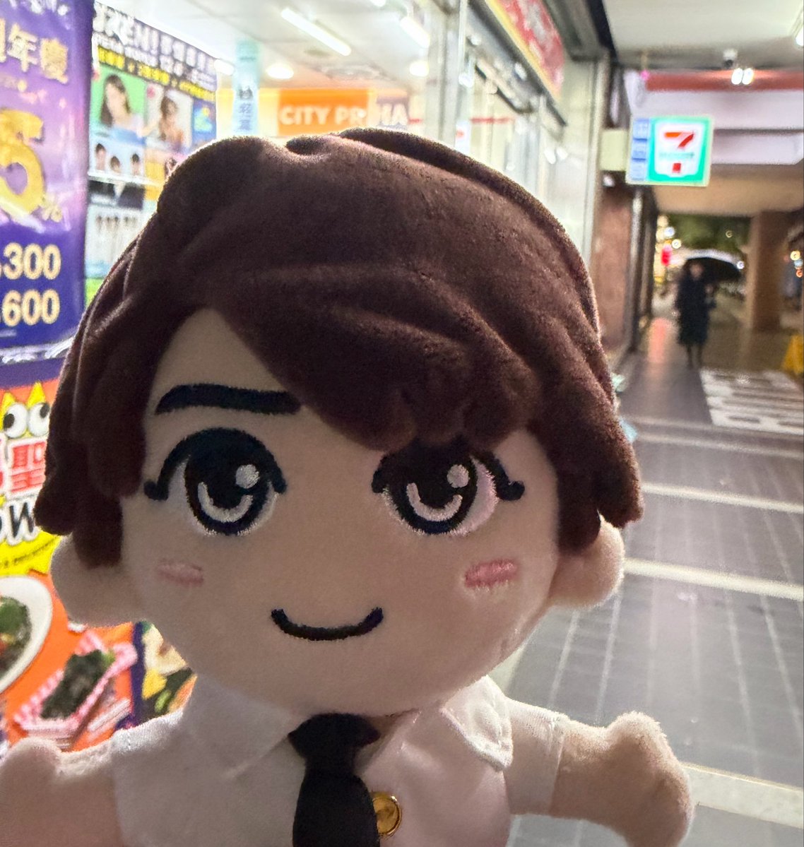 lovesarashi's tweet photo. 翔くん、台湾のセブンイレブンだね https://t.co/hEA4qGX8PC
