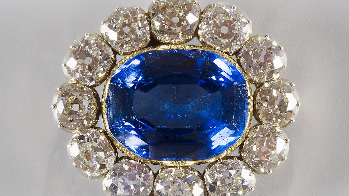 Daily_MailUS's tweet photo. First-ever exhibition exploring 500 years of British royal jewellery to open at Buckingham Palace https://t.co/FUfb0CeBUo https://t.co/8XCRZvmFGJ