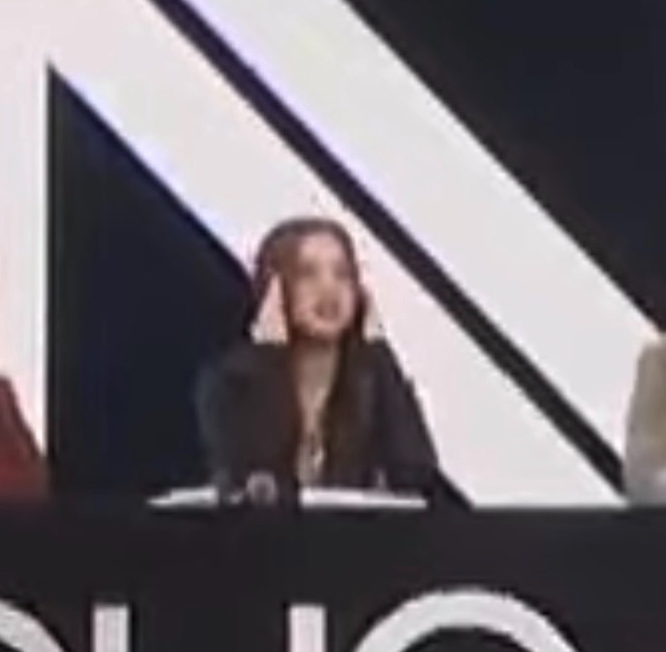 kieutou_serbia's tweet photo. FREEN HAHAHAHAHAHAHAHAHA
I feel so bad 😭 at least we can mute but she can’t sjsjsjs

#DUOONEXFreenBecky https://t.co/MXv7xEUMSu