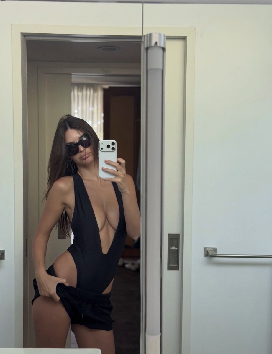 ldvadore's tweet photo. Emily Ratajkowski. Hotness overload 🔥 https://t.co/LlEssee2FU
