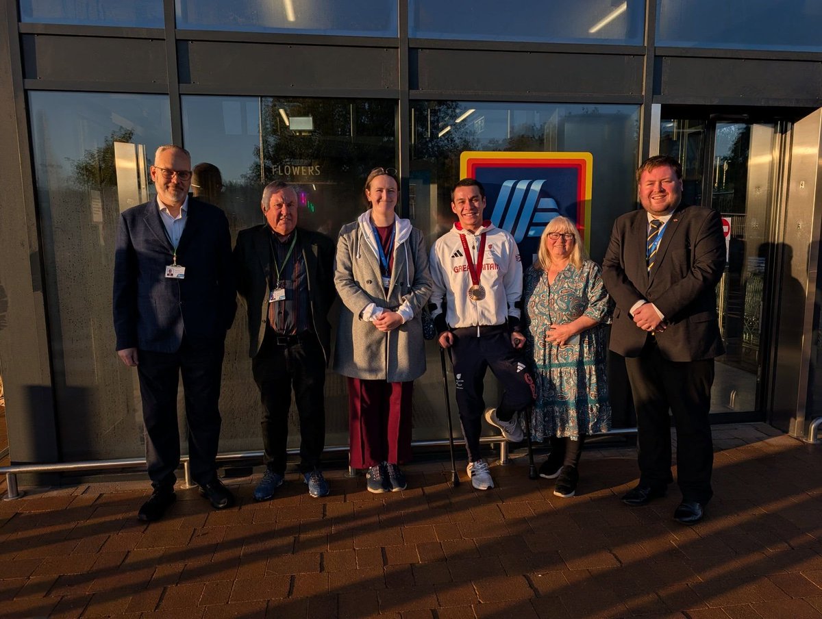 CommunityAd's tweet photo. A brand-new Aldi supermarket has opened on Canterbury Road in Kennington, Ashford!
Mayor Cllr Matthew Bridger, Cllr Crook and Council Clerk Deborah were there for the occasion. They also met multi-medal-winning Paralympic fencer Oliver Lam-Watson, who joined to cut the ribbon https://t.co/X8r6GxPCwu