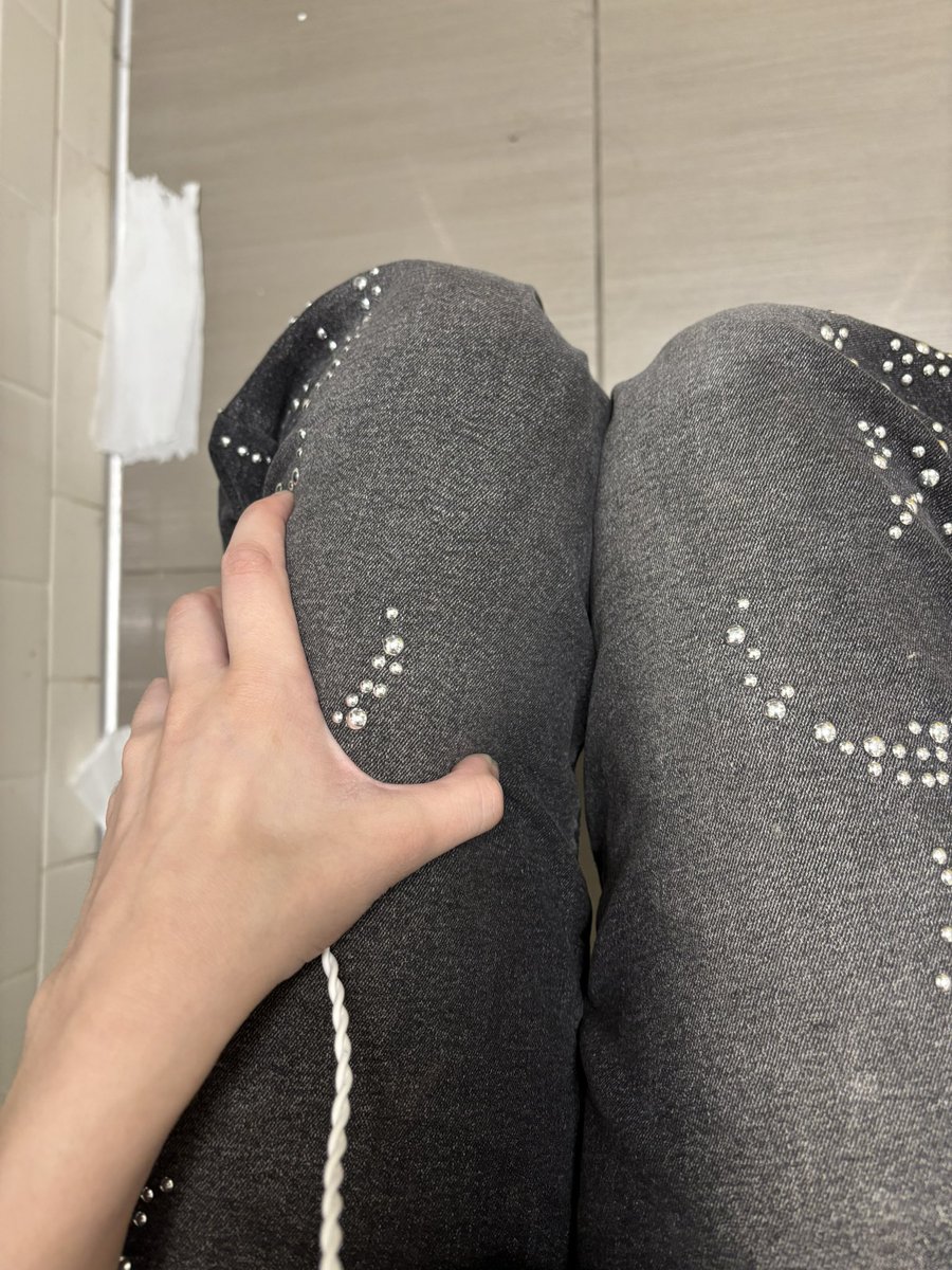 _suguruzsys's tweet photo. Body check in my work bathroom my thighs are big https://t.co/bXzL9a7Ped
