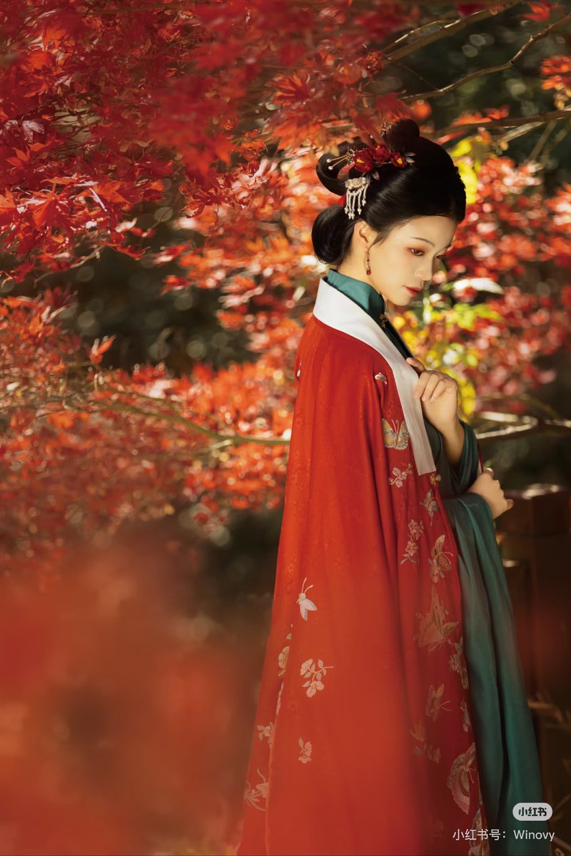 AmazingHanfu's tweet photo. Who said lanterns are only for festivals? Jiangsha lantern, the traditional gauze lantern from Song and Ming dynasties. With a dragon handle, layered sheer fabric and fine tassels, it lit ceremonies, night walks and old-style weddings.（via.Yuyan） https://t.co/4BOSi97eSO