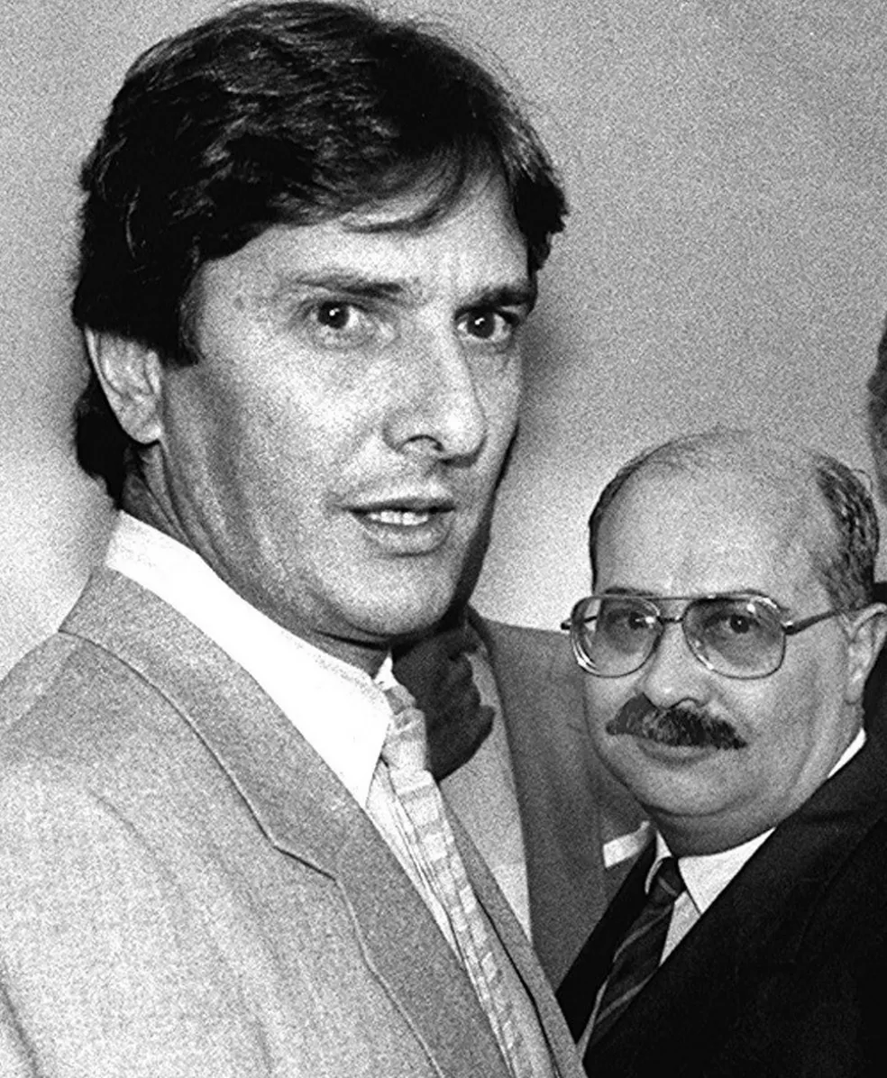 natbonavides's tweet photo. A história se repete... Flávio Bolsonaro é tão Collor que já tem até o próprio PC Farias. https://t.co/VfEp4Wc6Ki
