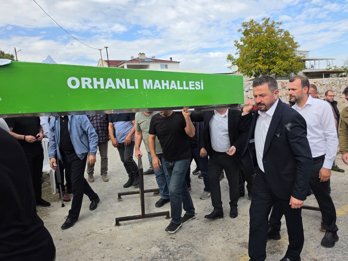 ma_balikesir's tweet photo. Kıymetli dayım Hayrettin Altunbudak'ı son yolculuğuna Orhanlı mahallemizden dualarla uğurladık. Mekanı cennet makamı âli olsun inşallah. Bu acı günümüzde bizleri yalnız bırakmayan tüm eş dost ve yakınlarımıza teşekkür ediyorum. https://t.co/rZQ4c0SWTi