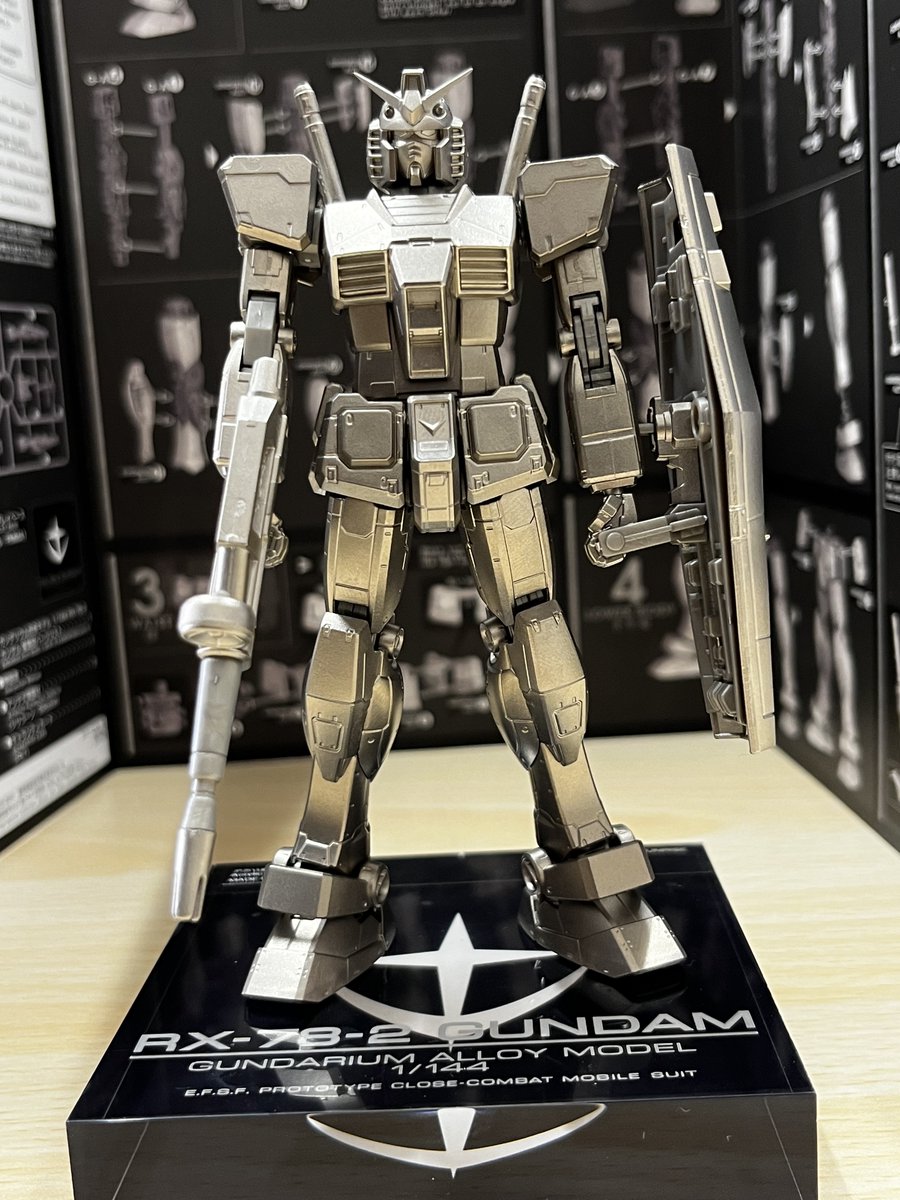 yokomitarai's tweet photo. 10/24柏キャンパス一般公開で、「推しロボ・バトル＆新領域秘密基地化計画 ver.0」にてミニトークします。13:00から。ガンダムとチタン合金について語ります！先ほどまで学生さんが展示用ポスターを作ってくれました。力作です。見てください！ #東大柏一般公開 https://t.co/LAq3OLyQxA https://t.co/as57HXtXQJ