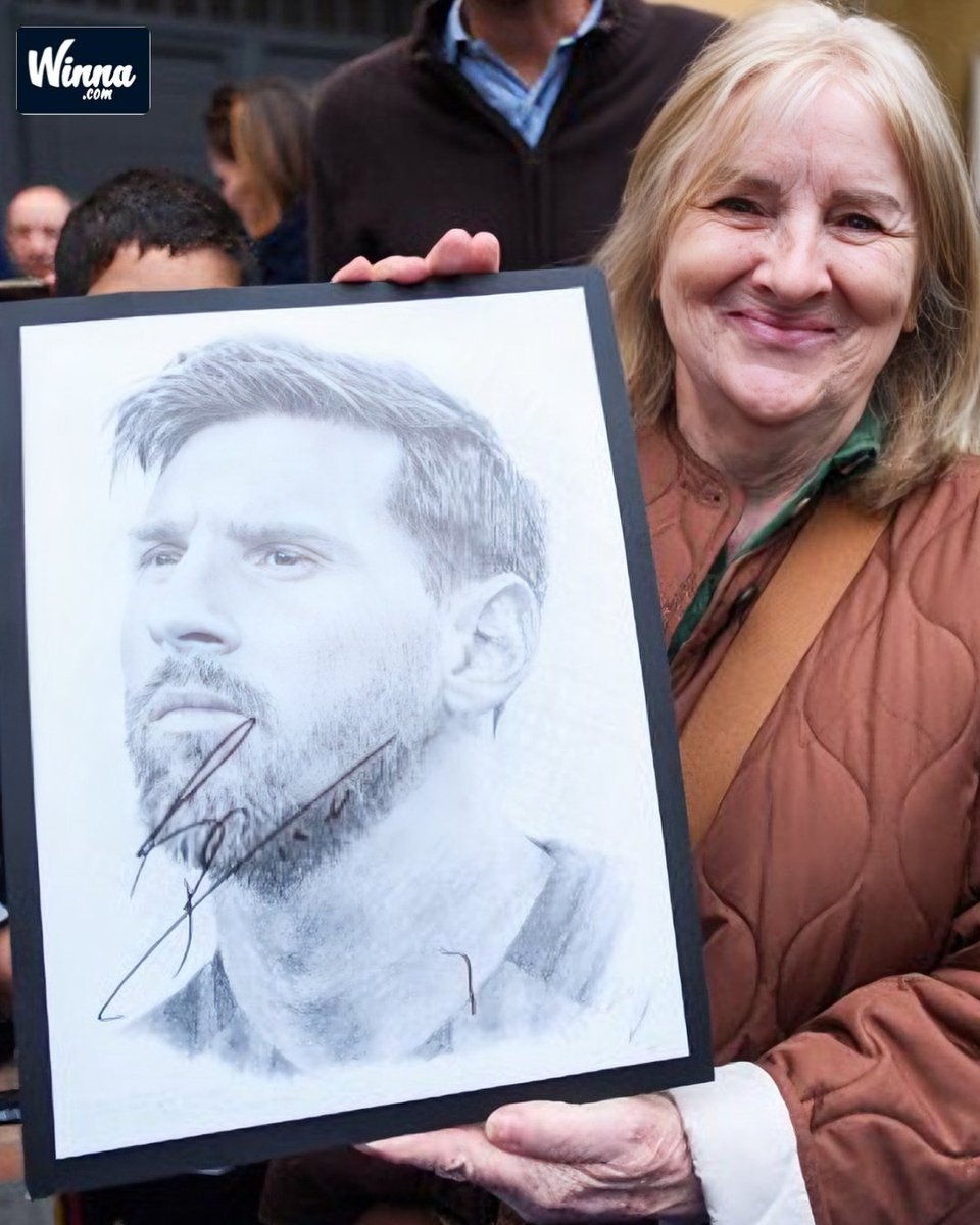 WinnaFC's tweet photo. 🚨📸| A legendary Spanish artist from the ’80s has finally fulfilled her dream of getting Lionel Messi to sign her artwork. 🖼️🐐❤️ https://t.co/lIsQh804HU