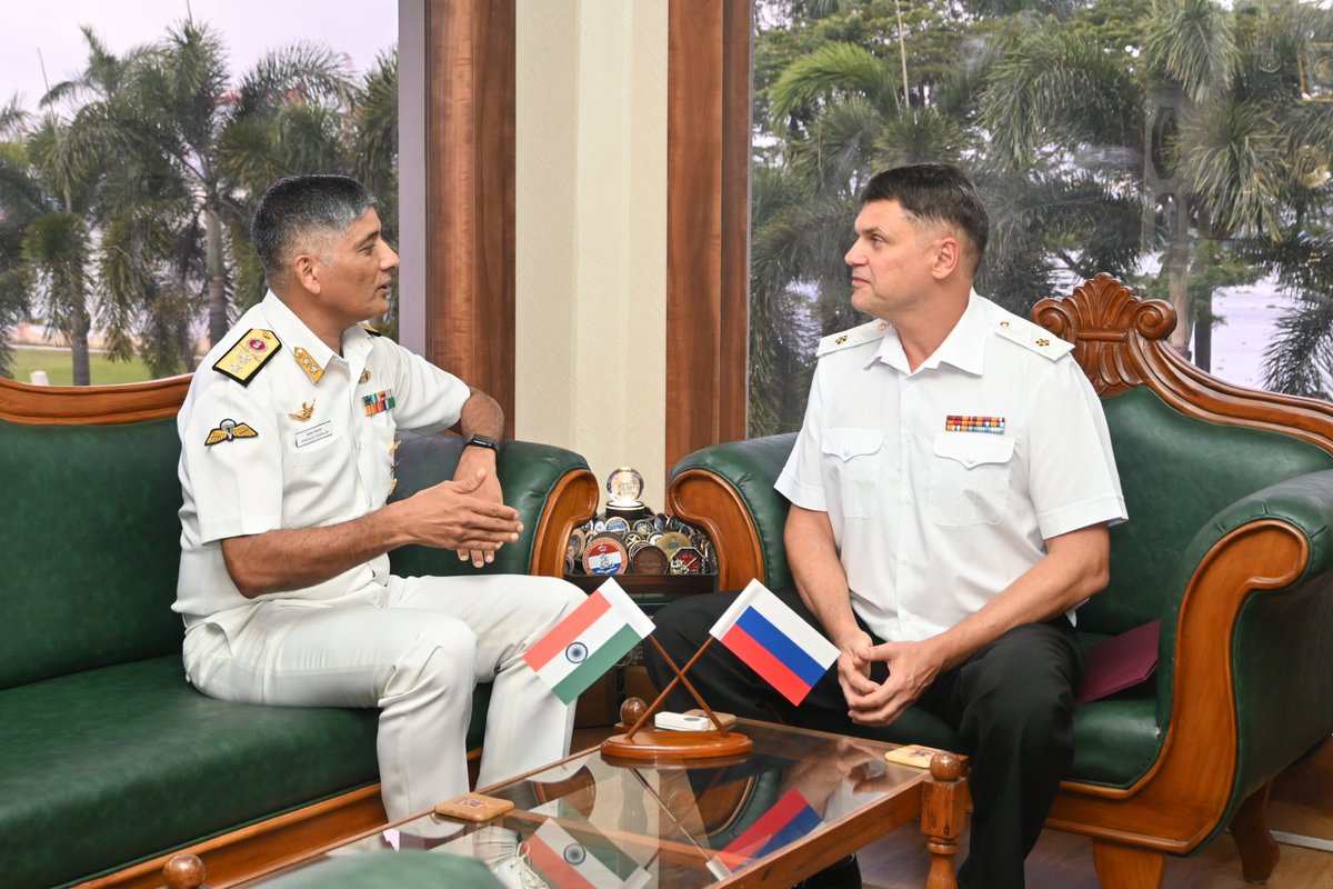 IndiannavyMedia's tweet photo. ⚓🇮🇳🤝🇷🇺 India–Russia: #StrongerTogether  
Индия и Россия: сильнее вместе!

#RussianNavy ships RFS Marshal Shaposhnikov, RFS Admiral Tributs and RFS Pechenga arrived at #Kochi on 21 Oct 26 on a goodwill visit.

The Senior Officer of the visiting Russian Navy ships, along with the Commanding Officers, called on the Chief of Staff, #SNC, to discuss matters of mutual interest.

#BridgesOfFriendship

@IN_HQSNC @DefenceMinIndia @SpokespersonMoD @RusEmbIndia @mod_russia @IndEmbMoscow