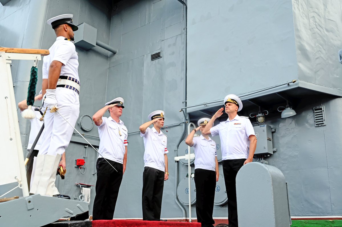 IndiannavyMedia's tweet photo. ⚓🇮🇳🤝🇷🇺 India–Russia: #StrongerTogether  
Индия и Россия: сильнее вместе!

#RussianNavy ships RFS Marshal Shaposhnikov, RFS Admiral Tributs and RFS Pechenga arrived at #Kochi on 21 Oct 26 on a goodwill visit.

The Senior Officer of the visiting Russian Navy ships, along with the Commanding Officers, called on the Chief of Staff, #SNC, to discuss matters of mutual interest.

#BridgesOfFriendship

@IN_HQSNC @DefenceMinIndia @SpokespersonMoD @RusEmbIndia @mod_russia @IndEmbMoscow