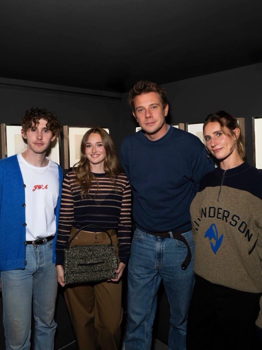 offcampusbra's tweet photo. 📸| Nova foto de India Fowler com o diretor da Dior Jonathan Anderson, Fionn O'Shea e Callie Cooke. 

— callie_cooke via Instagram. https://t.co/jU3iCXrqdu