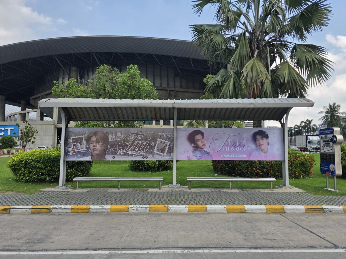 youkmha's tweet photo. เอาดี สวยอะมัม ใครแวะปัยเช็คอิน #MTuiOurLight เอามาอวดกันด้วยน๊า

#LYKNReflexionConcert 
#TuiChayatorn #LYKN https://t.co/5Dh65DkFIh