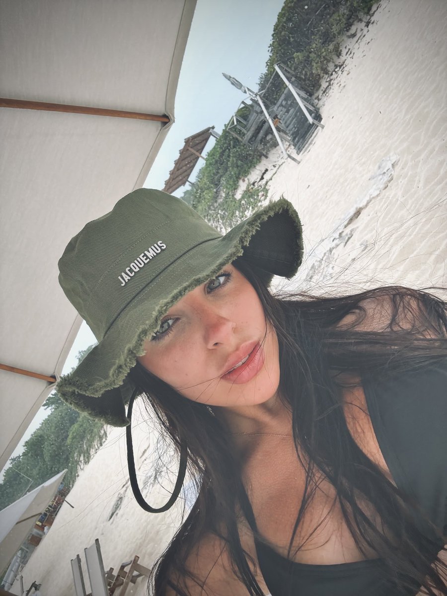 florezziias's tweet photo. Díɑs de plɑyitɑ, helɑdo de coco 🥥☀️ https://t.co/Fvz5mzZXuV