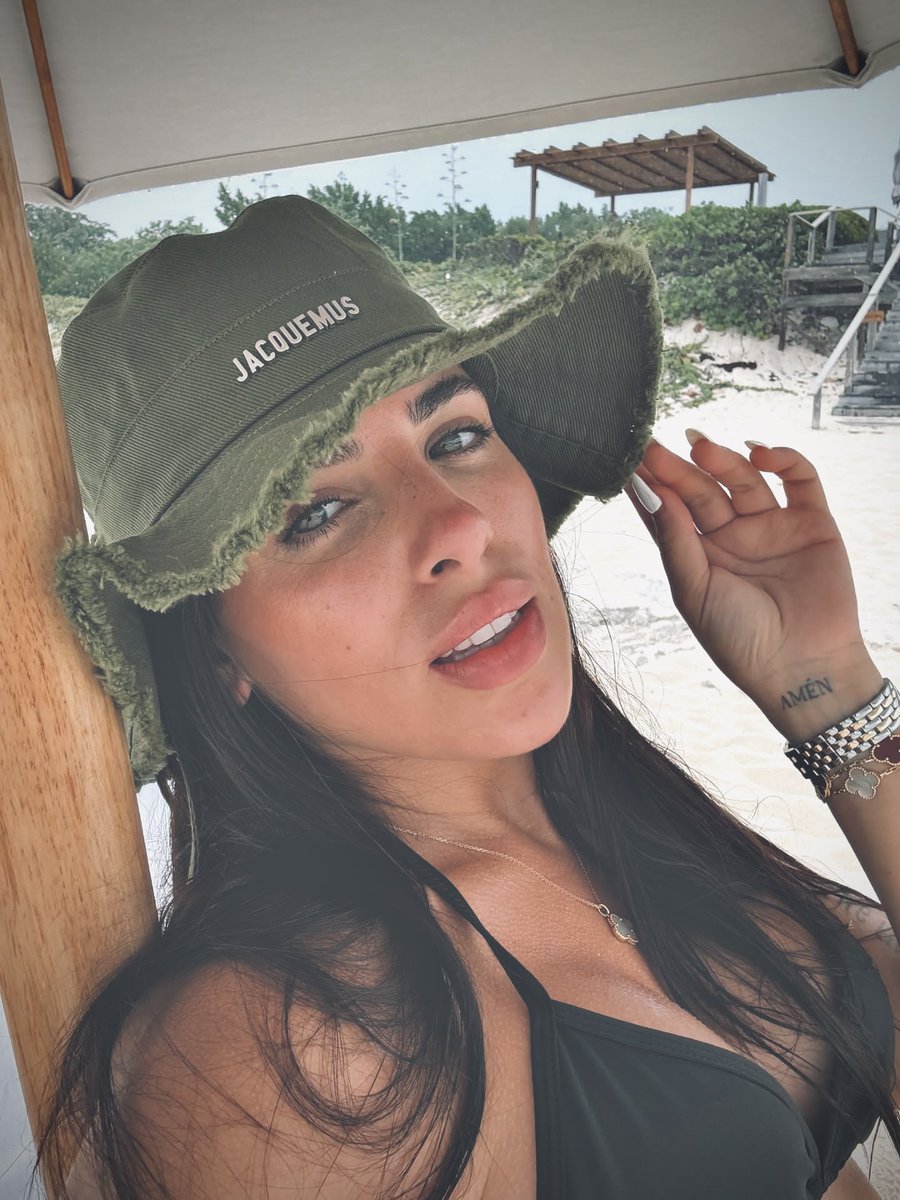 florezziias's tweet photo. Díɑs de plɑyitɑ, helɑdo de coco 🥥☀️ https://t.co/Fvz5mzZXuV