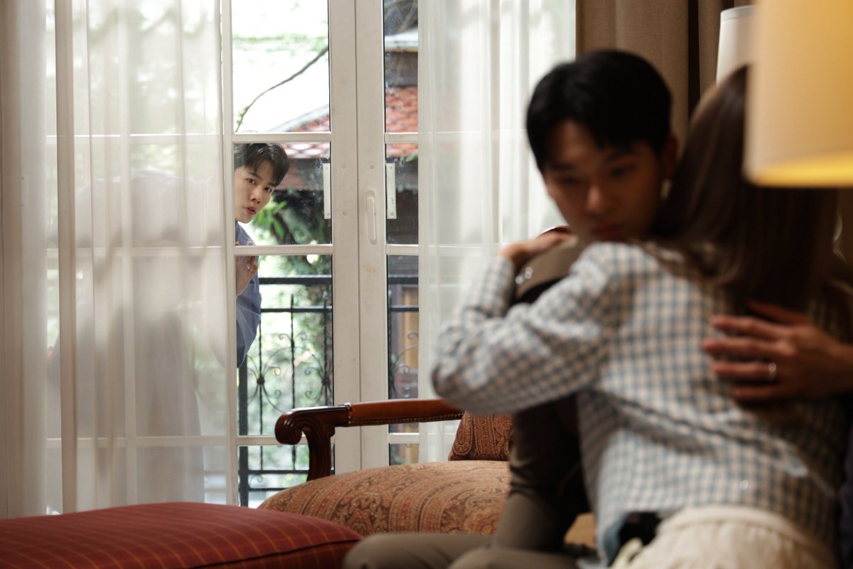 CM2Connect's tweet photo. เรื่องย่อ “ที่รักสารวัตรเธียร์ l Police In Love”

EPISODE 07

     ภารดา (ปาน ธนพร แวกประยูร) บุกมาหามังกร (วอร์ วนรัตน์ รัศมีรัตน์) ถึงแฟลต ก่อนจะพูดปลุกใจมังกรให้กลับไปทวงสิทธิ์ของสามีตามกฎหมายคืน และแผนการทวงคืนสามีของมังกรเลยเริ่มขึ้น!
     ภารดาจัดแจงให้มังกรติดสอยห้อยตามเธียร์ (หยิ่น อานันท์ ว่อง) กับเบล (แพรวา ณิชาภัทร ฉัตรชัยพลรัตน์) ไปเที่ยวกางเต้นท์ด้วยกัน เพื่อกระชับความสัมพันธ์และขัดขวางการรีเทิร์นของเธียร์และเบล 
     บรรยากาศที่พาไป ทำให้ไฟในหัวใจของทั้งสองเริ่มกลับมาลุกโชนอีกครั้ง แต่ว่ามันจะแรงพอให้ดับถ่านไฟเก่าอย่างเบลได้หรือไม่ 
   ติดตามชม “ที่รักสารวัตรเธียร์ | Police In Love” ทุกวันเสาร์ เวลา 20.00 น. ดูได้ที่ WeTV ที่เดียวเท่านั้น

https://t.co/jfjHrm5BEK

#ที่รักสารวัตรเธียร์
#PoliceInLove