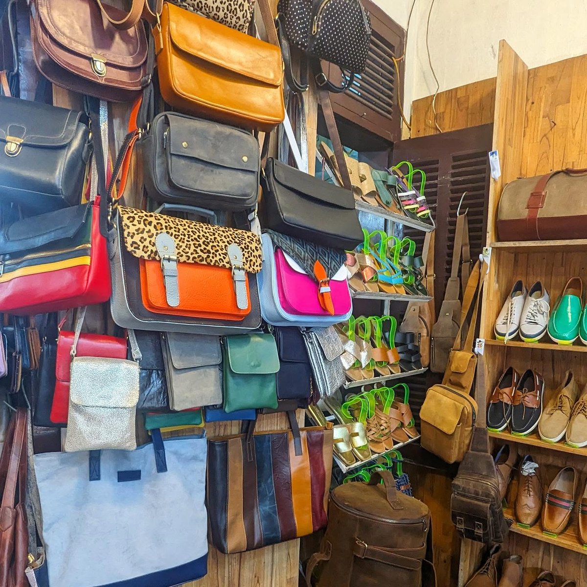 ElijahQGuerrkSD's tweet photo. Thinh Leather Shop is my Hoi An favourite. Phuong listens, gives honest advice, and delivers beautiful custom pieces. This trip: a brown leather bag, sandals, and endless compliments. Quality, service, and great value every time. https://t.co/bqJxZhCDP3