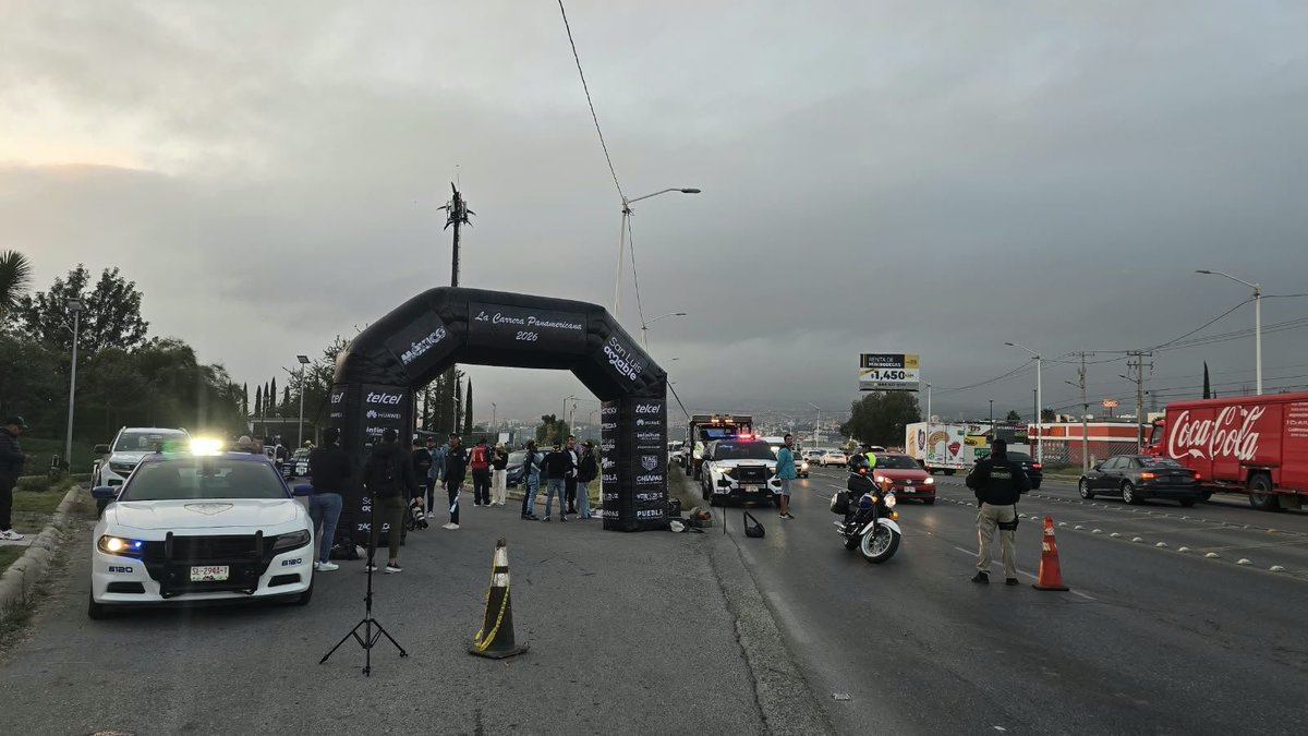 SSPCSLP's tweet photo. ⚪️🔵 #ReporteVial #VialidadSLP ⚠️

🏎️ 🏁Se registra la salida de la caravana de los autos clásicos de la Carrera Panamericana 2026 en Circuito Potosí y avenida Horizontes.

🔛Se dirigen a la siguiente etapa con rumbo al estado de Zacatecas por el Libramiento Horizontes.

🚔👮🏼Policía Vial abandera el contingente,sigue indicaciones.