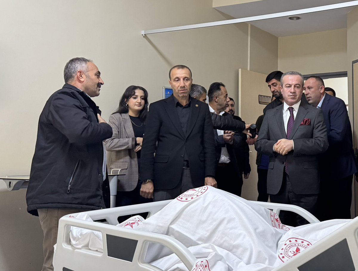 KayaZeydin's tweet photo. 📍 Yüksekova Devlet Hastanesi

Dün Yüksekova çarşı merkezinde yaşanan üzücü hadisede yaralanan kardeşlerimizi ve kıymetli hasta yakınlarını ziyaret ederek geçmiş olsun dileklerimizi ilettik.

Yüksekova’mızda ve her yerde huzuru, kardeşliği ve güven ortamını büyütmeye; her türlü şiddetin karşısında kararlılıkla durmaya devam edeceğiz.

Rabbim tüm kardeşlerimize acil şifalar ihsan eylesin.

@RTErdogan
@Akparti
@abuyukgumus
@MustafaAlkayis
@byildiz63