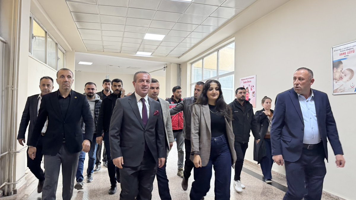 KayaZeydin's tweet photo. 📍 Yüksekova Devlet Hastanesi

Dün Yüksekova çarşı merkezinde yaşanan üzücü hadisede yaralanan kardeşlerimizi ve kıymetli hasta yakınlarını ziyaret ederek geçmiş olsun dileklerimizi ilettik.

Yüksekova’mızda ve her yerde huzuru, kardeşliği ve güven ortamını büyütmeye; her türlü şiddetin karşısında kararlılıkla durmaya devam edeceğiz.

Rabbim tüm kardeşlerimize acil şifalar ihsan eylesin.

@RTErdogan
@Akparti
@abuyukgumus
@MustafaAlkayis
@byildiz63