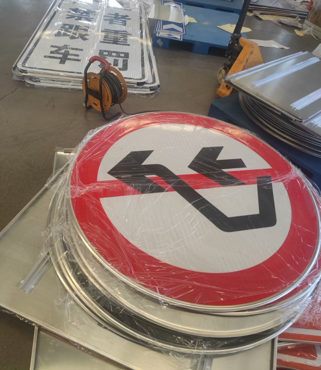 Barrel_Rider9T's tweet photo. 「運転中にふと見かけた楕円形の道路標識、なんだか特別な感じがする」 https://t.co/IV3lEDC11X