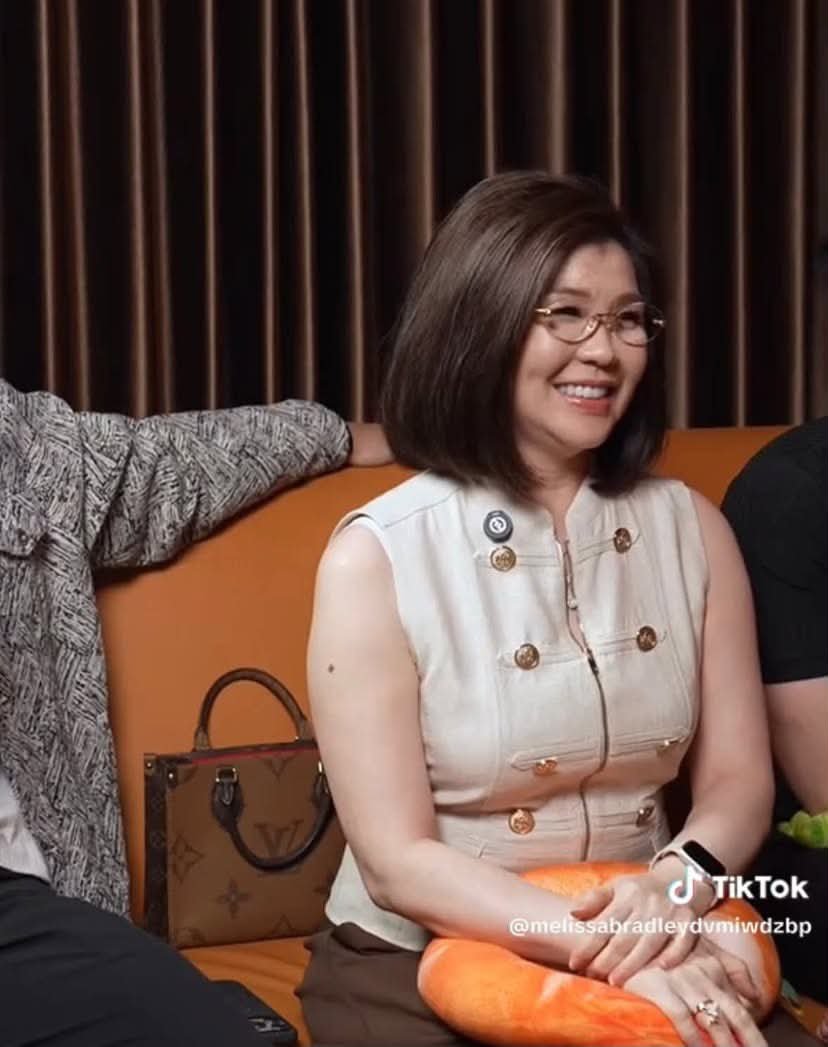 celleoreo's tweet photo. Pasangan Juan &amp; Eve lagi rame dihujat gara2 pertanyaan di podcast mereka yang malah menanyakan umur dan membahas orang tua Eve, dan juga dihujat gara2 gaya duduk mereka yang dianggap gak sopan saat ada yang lebih tua🥲 https://t.co/rPdvaKL7hK