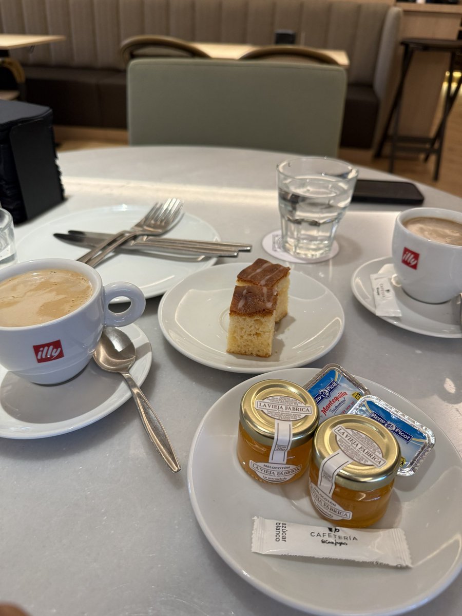 RutaYCapital's tweet photo. Hoy he desayunado en El Corte Inglés por 8,40€.

Y la verdad es que me ha sorprendido bastante.

Café: 1,70€
Tostadas con mantequilla y mermelada: 2,50€

Nada más sentarte, antes incluso de servirte, te ponen un vaso de agua con hielo.

Y además te traen dos trozos de bizcocho como detalle.

Pero lo que más me ha gustado ha sido el trato.

Personal muy atento, muchísima tranquilidad y un ambiente en el que apetece quedarse un rato.

Suma que estaba todo lleno de empresarios la verdad y he intentado poner la oreja a ver si podía irme con sabiduría de ricachones de 60 años.

Con lo que cuesta desayunar hoy en cualquier cafetería, la verdad es que me ha parecido una buena experiencia.

¿Habéis ido alguna vez a desayunar aquí o preferís el bar de toda la vida?